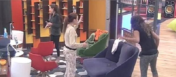 Nueva bronca de madrugada entre Clara, Adara y Meri Nueva bronca de madrugada entre Clara, Adara y Meri