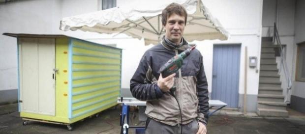 Sven Lüdecke und eines seiner Flexihomes für Obdachlose (Foto: Krasniqi) Sven Lüdecke und eines seiner Flexihomes für Obdachlose (Foto: Krasniqi)