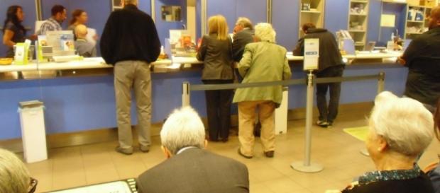 Terracina, caos alle poste: gli anziani si infuriano con chi aveva prenotato tramite l'apposita App. - Foto di repertorio Terracina, caos alle poste: gli anziani si infuriano con chi aveva prenotato tramite l'apposita App. - Foto di repertorio