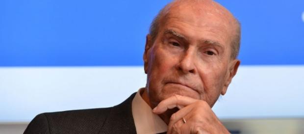 Umberto Veronesi: controverse le sue affermazioni su nucleare, OGM, inceneritori, uranio, smog ed elettrosmog Umberto Veronesi: controverse le sue affermazioni su nucleare, OGM, inceneritori, uranio, smog ed elettrosmog