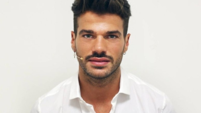 Bacio gay a Uomini e Donne: Claudio