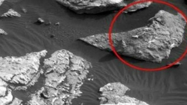 Presunta sagoma della donna su Marte.