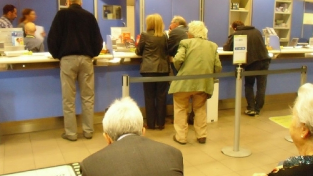 Terracina, caos alle poste: gli anziani si infuriano con chi aveva prenotato tramite l'apposita App. - Foto di repertorio