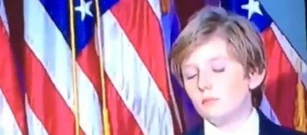 A empolgação do filho de Trump era "tão grande" que ele chegou a cochilar no discurso do pai A empolgação do filho de Trump era "tão grande" que ele chegou a cochilar no discurso do pai