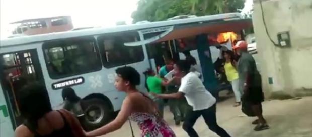 As famílias revoltadas incendiaram dois ônibus As famílias revoltadas incendiaram dois ônibus