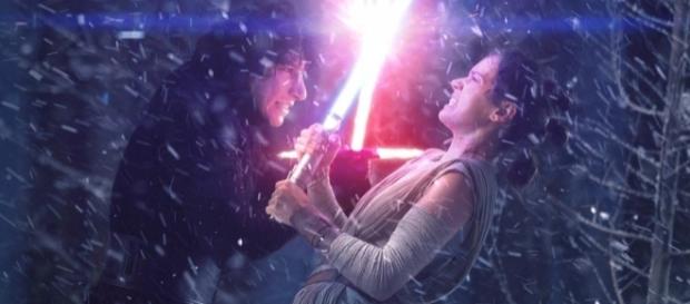 Kylo Ren lutando com Rey na Base Starkiller Kylo Ren lutando com Rey na Base Starkiller
