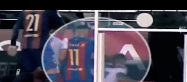 Momento em que Neymar empurra jogador na escada Momento em que Neymar empurra jogador na escada