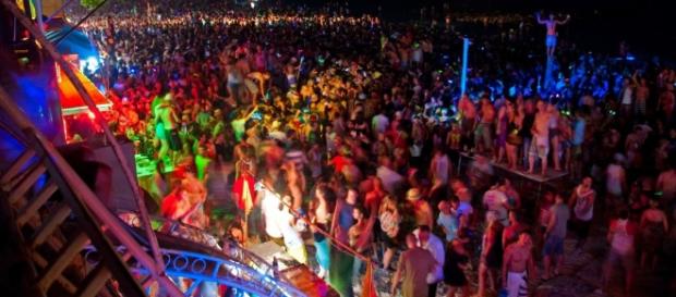 The hedonistic Full Moon Party, Haadrin Beach The hedonistic Full Moon Party, Haadrin Beach