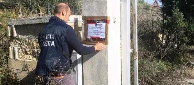 Un agente appone i sigilli al depuratore Un agente appone i sigilli al depuratore