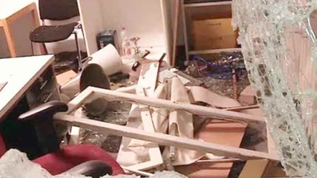 Accoglie migranti che le devastano la casa.