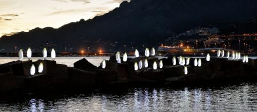 Salerno: per Luci d'Artista tornano anche i pinguini sugli scogli ... - amalfinotizie.it