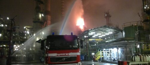 I vigili del fuoco che cercano di spegnere l'incendio nella raffineria ENI in provincia di Pavia