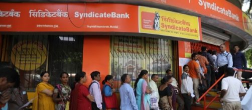 India, denaro contante langue: file davanti agli sportelli bancomat