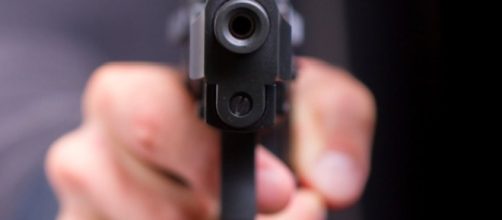 Ucciso con quattro colpi di pistola davanti alla moglie