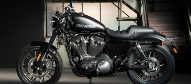 A moto está disponível nas cores vermelho, cinza, preto e preto fosco com faixas vermelhas A moto está disponível nas cores vermelho, cinza, preto e preto fosco com faixas vermelhas