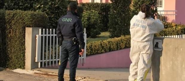 Autoridades investigam circunstâncias do crime ocorrido no interior da habitação da vítima Autoridades investigam circunstâncias do crime ocorrido no interior da habitação da vítima