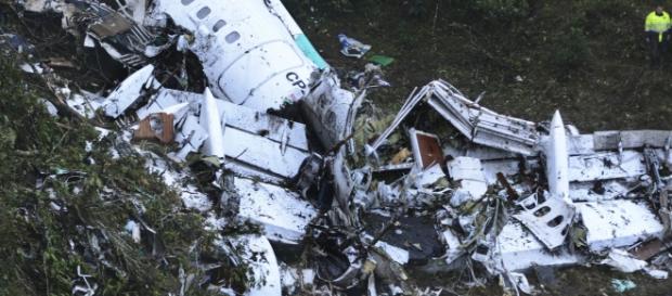 Avião teria caído na Colômbia por falta de combustível Avião teria caído na Colômbia por falta de combustível