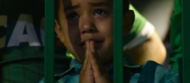 Colombianos e brasileiros se uniram na mesma dor, no momento em que o jogo iria começar Colombianos e brasileiros se uniram na mesma dor, no momento em que o jogo iria começar
