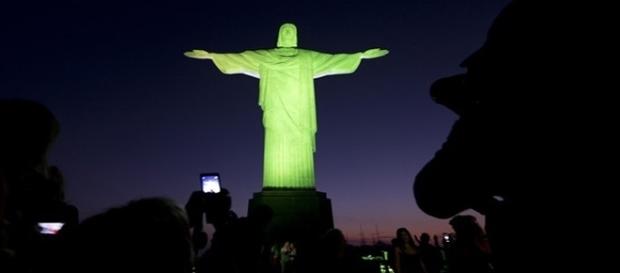 Cristo Redentor fará homenagem às vítimas do avião da Chapecoense neste domingo Cristo Redentor fará homenagem às vítimas do avião da Chapecoense neste domingo