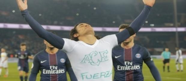 Edinson Cavani fez gol em homenagem ao time da Chapecoense e acabou recebendo um cartão amarelo. Edinson Cavani fez gol em homenagem ao time da Chapecoense e acabou recebendo um cartão amarelo.