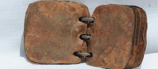 Os cristãos querem que a 'bíblia' de chumbo seja considerada falsa (Foto: Google Imagens) Os cristãos querem que a 'bíblia' de chumbo seja considerada falsa (Foto: Google Imagens)