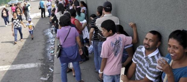 Personas haciendo colas a cualquier hora del día Personas haciendo colas a cualquier hora del día