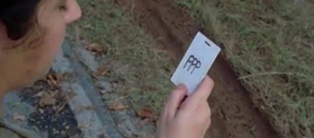 The Walking Dead : à quoi peuvent-bien correspondre ces 3 lettres ? The Walking Dead : à quoi peuvent-bien correspondre ces 3 lettres ?