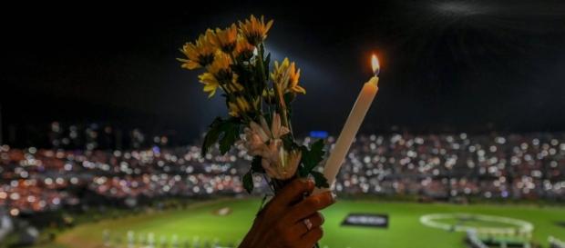 Torcida colombiana lota estádio em homenagem à Chapecoense Torcida colombiana lota estádio em homenagem à Chapecoense