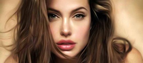 Angelina Jolie sostituisce il cibo con le sigarette