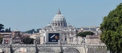 Questo è il tipo di foto ricordo di Roma che scattano i turisti: monumenti e pubblicità, insegne improponibili e scritte dei graffitari