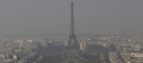 Smog a Parigi: la capitale francese registra livelli molto alti di inquinamento da Pm10.