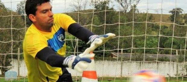 Goleiro Vitor Ressurreição rejeitou proposta da Chapecoense por causa da religião Goleiro Vitor Ressurreição rejeitou proposta da Chapecoense por causa da religião