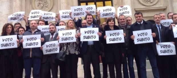 Matteo Salvini insieme a Senatrori e Deputati della Lega Matteo Salvini insieme a Senatrori e Deputati della Lega