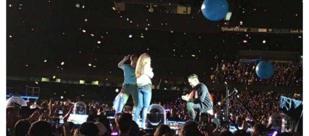 Pedido de casamento é feito durante show da banda Coldplay na Austrália Pedido de casamento é feito durante show da banda Coldplay na Austrália