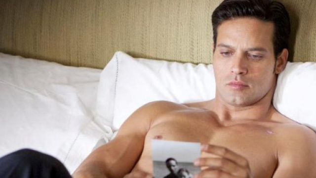 Gabriel Garko sbarca a teatro con 'Odio Amleto' - melty.it