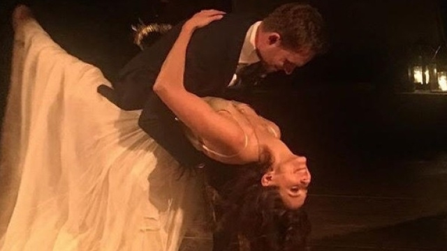 Troian Bellisario e Patrick Adams nel caschè post matrimonio