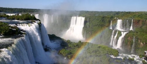 Iguaçú Falls, seen from the brazilian side. Picture by Charlesjsharp (Creative Commons).