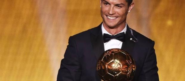 Cristiano Ronaldo é eleito o melhor do mundo pela 4ª vez (Reprodução/VEJA) Cristiano Ronaldo é eleito o melhor do mundo pela 4ª vez (Reprodução/VEJA)