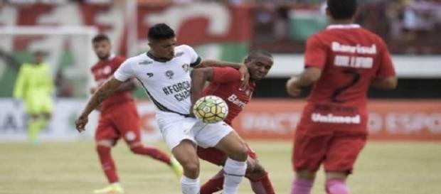 Douglas (na foto, disputando bola com Anderson) fez o gol do Flu no empate de 1 a 1 diante do Inter (Foto: Jorge Rodrigues/Eleven) Douglas (na foto, disputando bola com Anderson) fez o gol do Flu no empate de 1 a 1 diante do Inter (Foto: Jorge Rodrigues/Eleven)