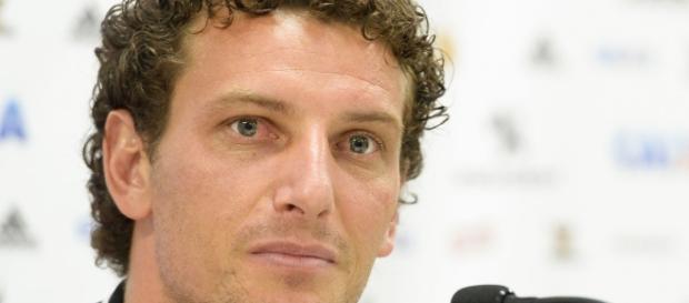 Elano de olho no futuro começa como auxiliar técnico Elano de olho no futuro começa como auxiliar técnico
