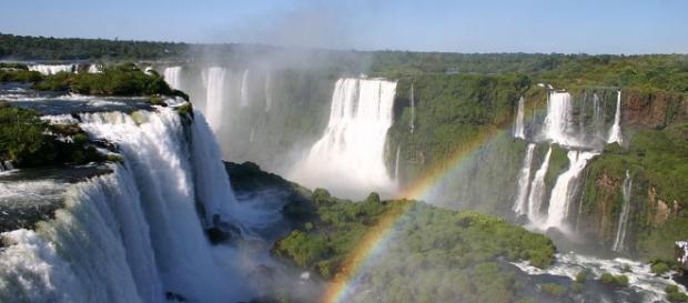 Iguaçú Falls, seen from the brazilian side. Picture by Charlesjsharp (Creative Commons). Iguaçú Falls, seen from the brazilian side. Picture by Charlesjsharp (Creative Commons).