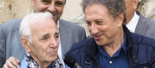 Michel Drucker avec Charles Aznavour qui sillonne le monde, aujourd'hui dans Vivement le dimanche- purepeople.com Michel Drucker avec Charles Aznavour qui sillonne le monde, aujourd'hui dans Vivement le dimanche- purepeople.com