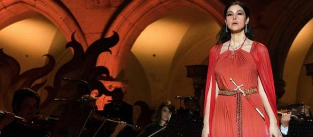Monica Bellucci senza veli in Mozart in the Jungle fa girare la ... - play4movie.com Monica Bellucci senza veli in Mozart in the Jungle fa girare la ... - play4movie.com