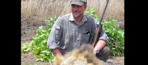 Il veterinario cacciatore di leoni trovato morto in un dirupo. Il veterinario cacciatore di leoni trovato morto in un dirupo.