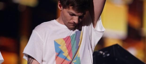 Twitter fans pay HUGE respect to heartbroken Louis Tomlinson after ... - mirror.co.uk Twitter fans pay HUGE respect to heartbroken Louis Tomlinson after ... - mirror.co.uk
