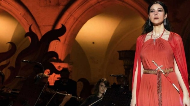 Monica Bellucci senza veli in Mozart in the Jungle fa girare la ... - play4movie.com