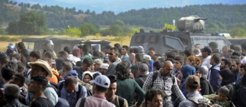 Macedonia, polizia respinge migranti al confine con la Grecia ... - ilfattoquotidiano.it
