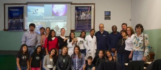 Alunos e professores que participaram do projeto do satélite Tancredo 1 Alunos e professores que participaram do projeto do satélite Tancredo 1