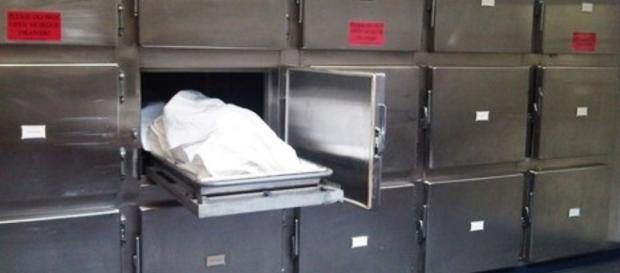 Dichiarato morto, finisce in obitorio per sbaglio. Dichiarato morto, finisce in obitorio per sbaglio.