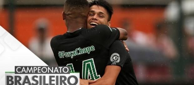 Jogadores comemoraram gol usando uniforme em homenagem à Chape Jogadores comemoraram gol usando uniforme em homenagem à Chape